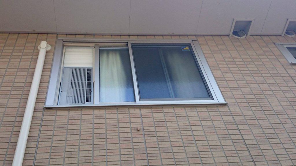 窓用エアコンの隙間からの虫の侵入を防ぐ方法2つ
